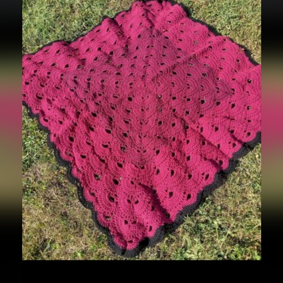 Square crocheted blanket in plum, magenta and black - Picture 1 of 3